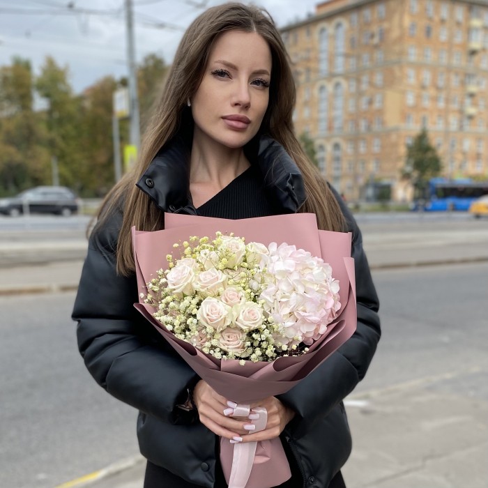 Букет с гортензией и кустовой розой Признание