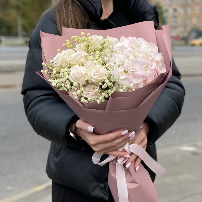 Букет с гортензией и кустовой розой Признание