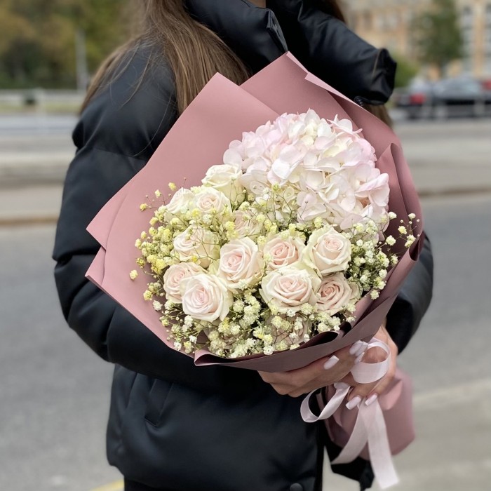 Букет с гортензией и кустовой розой Признание