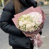 Букет с гортензией и кустовой розой Признание