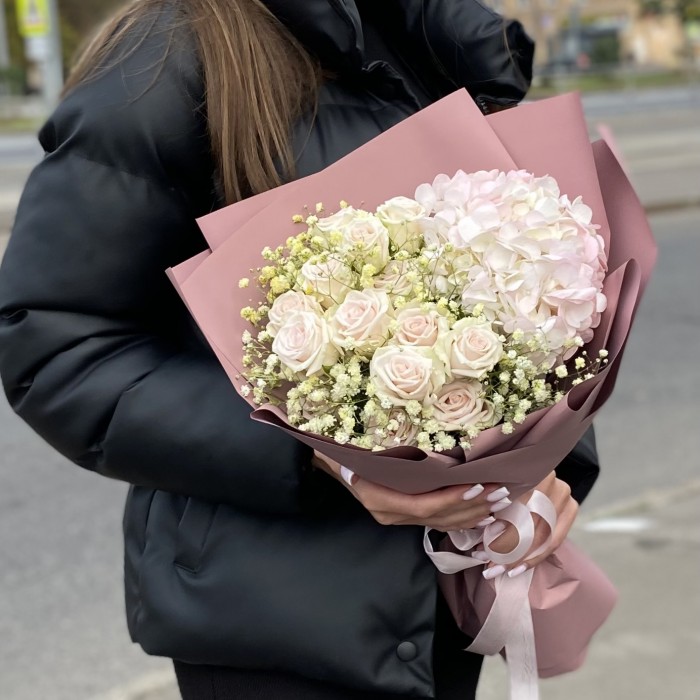 Букет с гортензией и кустовой розой Признание