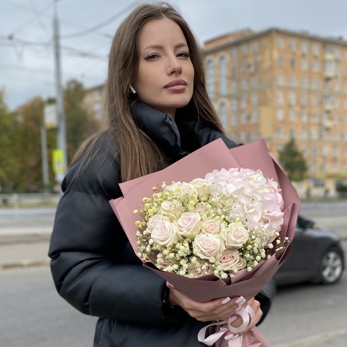 Букет с гортензией и кустовой розой Признание