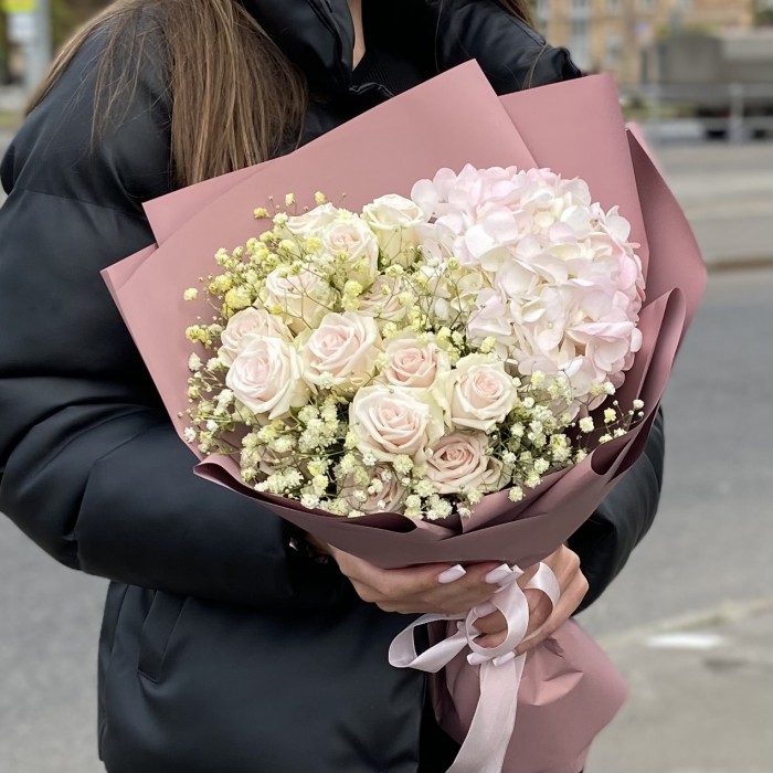 Букет с гортензией и кустовой розой Признание