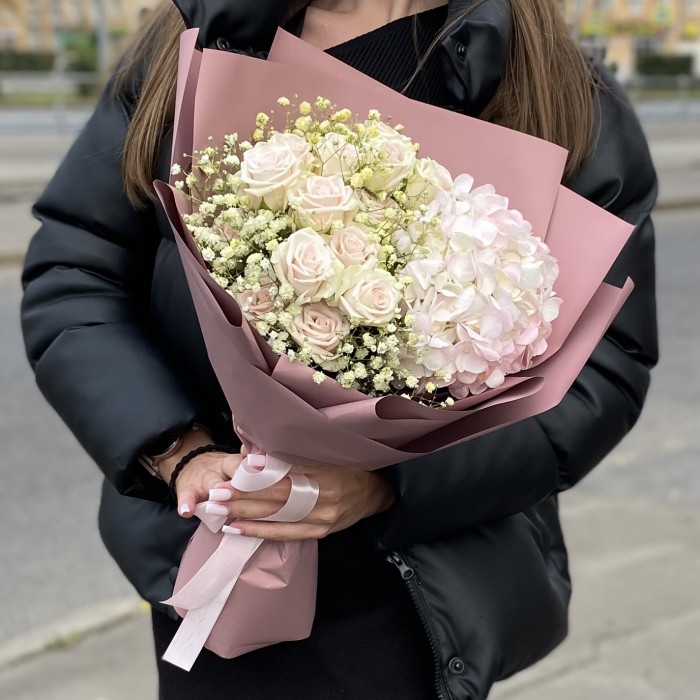 Букет с гортензией и кустовой розой Признание