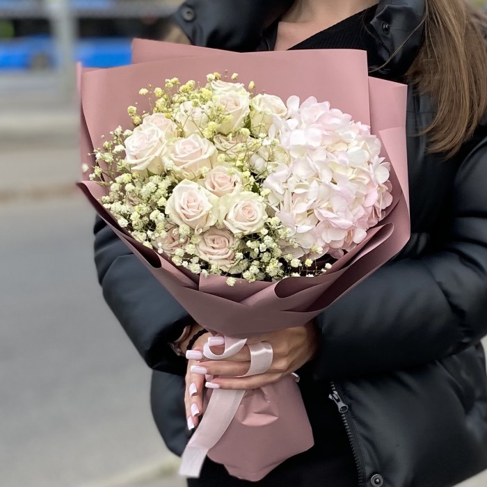 Букет с гортензией и кустовой розой Признание