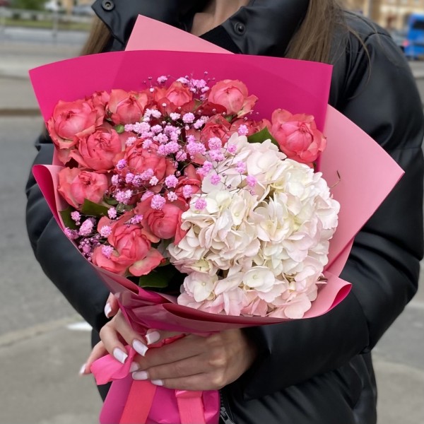 Букет с гортензией и пионовидной розой Джульеттой
