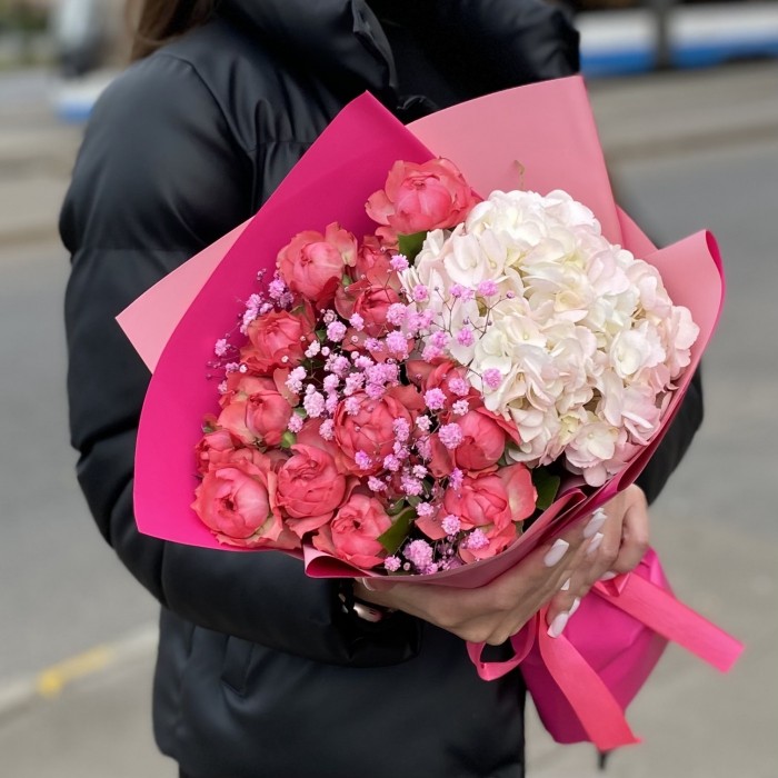 Букет с гортензией и пионовидной розой Джульеттой