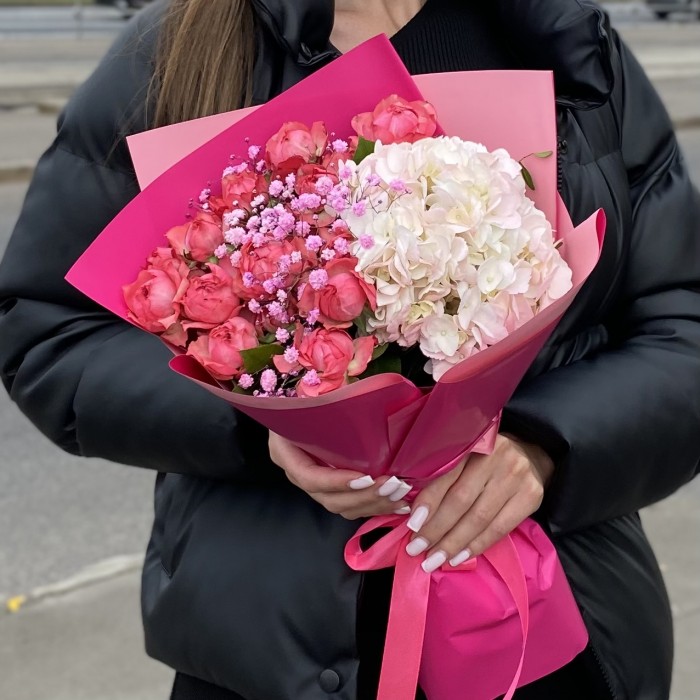 Букет с гортензией и пионовидной розой Джульеттой