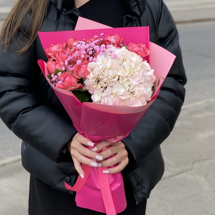 Букет с гортензией и пионовидной розой Джульеттой