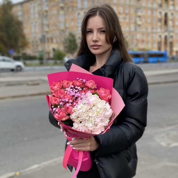 Букет с гортензией и пионовидной розой Джульеттой