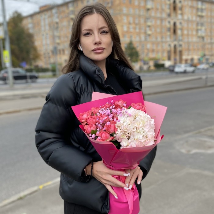 Букет с гортензией и пионовидной розой Джульеттой