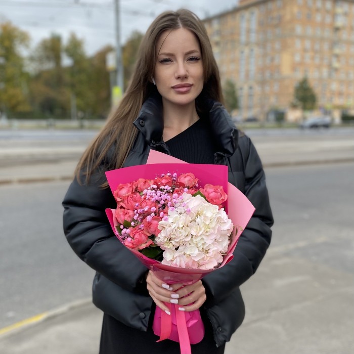 Букет с гортензией и пионовидной розой Джульеттой