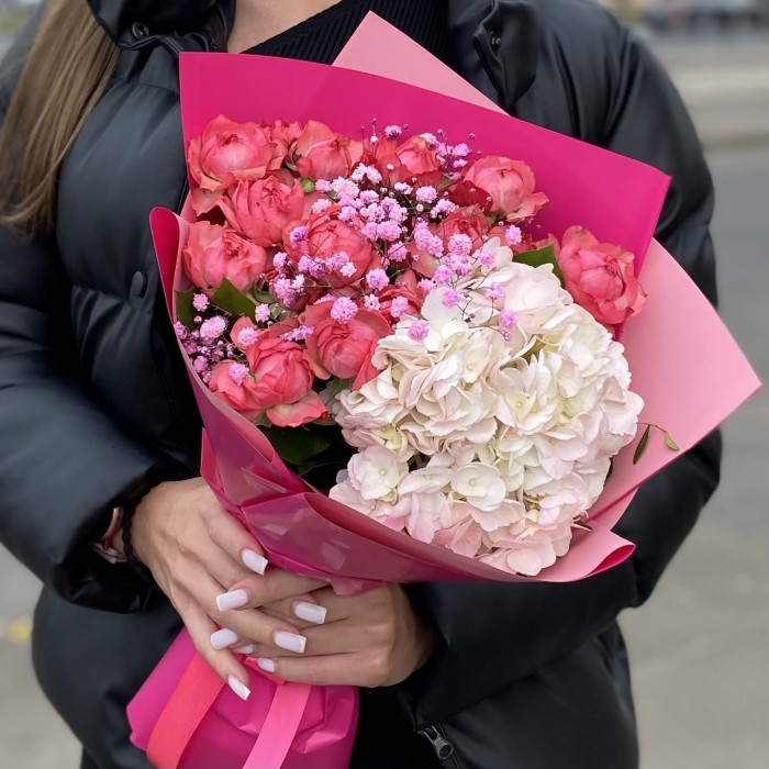 Букет с гортензией и пионовидной розой Джульеттой