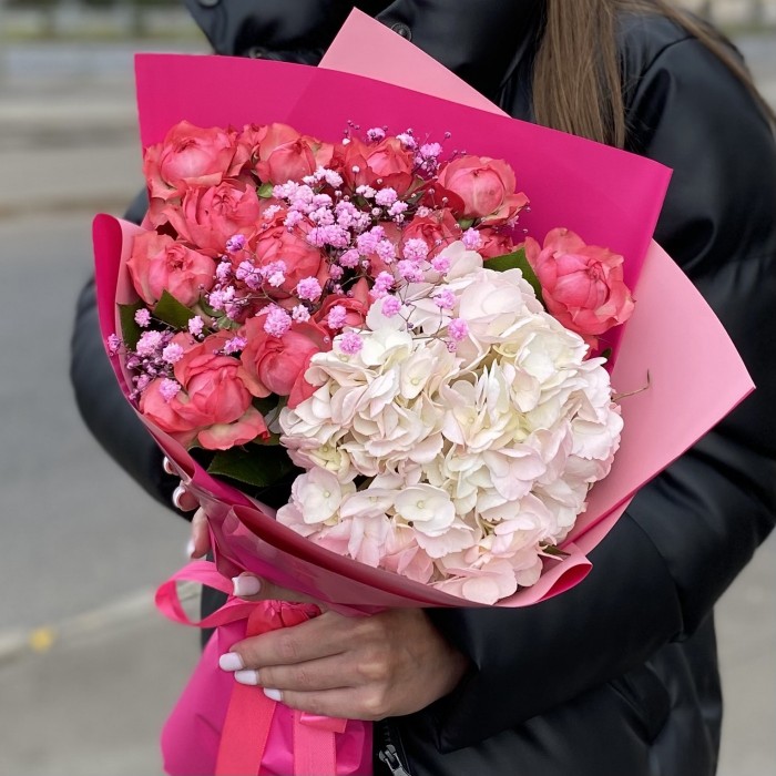 Букет с гортензией и пионовидной розой Джульеттой