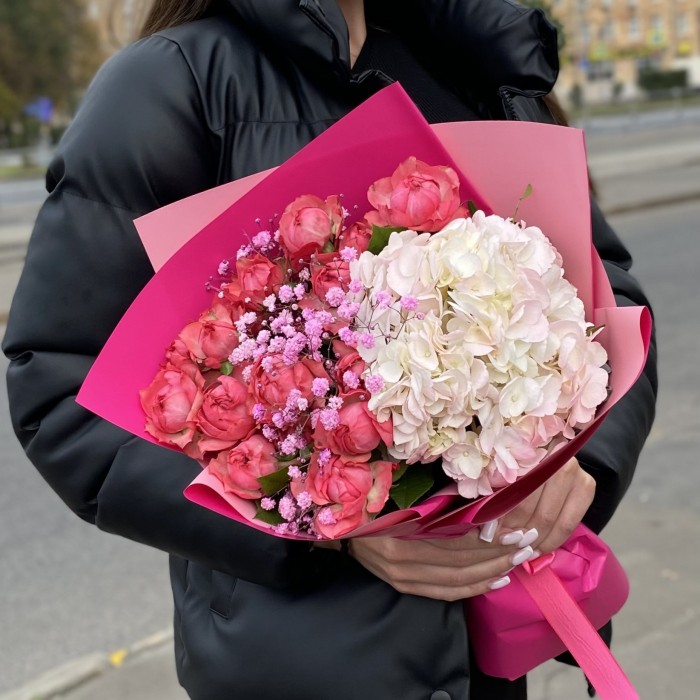 Букет с гортензией и пионовидной розой Джульеттой