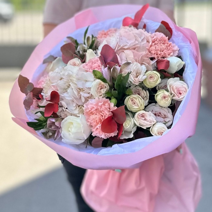 Авторский Букет с гортензией и розами Легкий Аромат