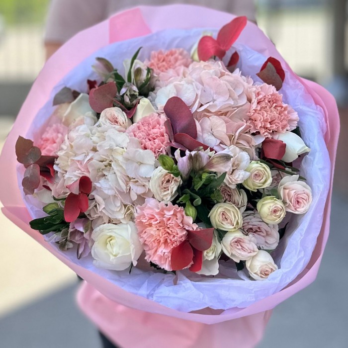 Авторский Букет с гортензией и розами Легкий Аромат