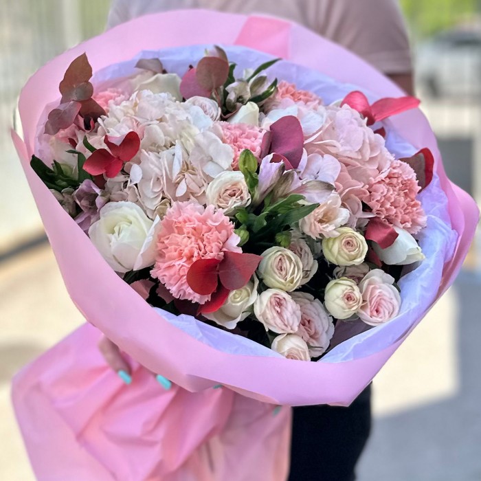 Авторский Букет с гортензией и розами Легкий Аромат