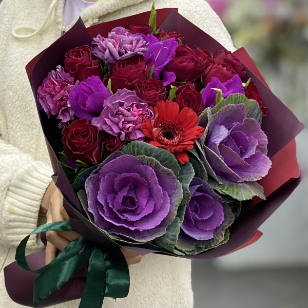 Букет с красными розами и брассикой