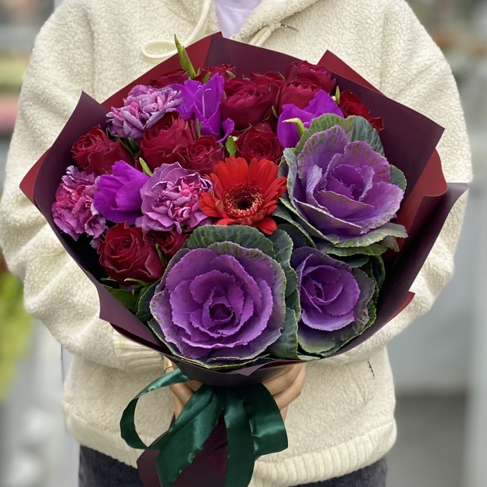 Букет с красными розами и брассикой