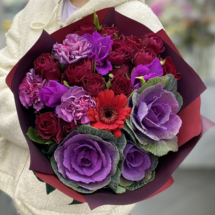 Букет с красными розами и брассикой