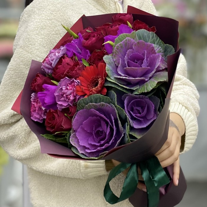 Букет с красными розами и брассикой