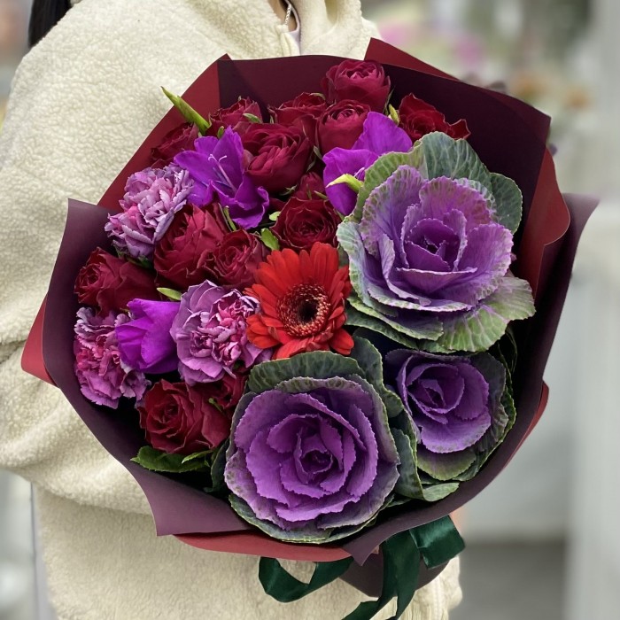 Букет с красными розами и брассикой