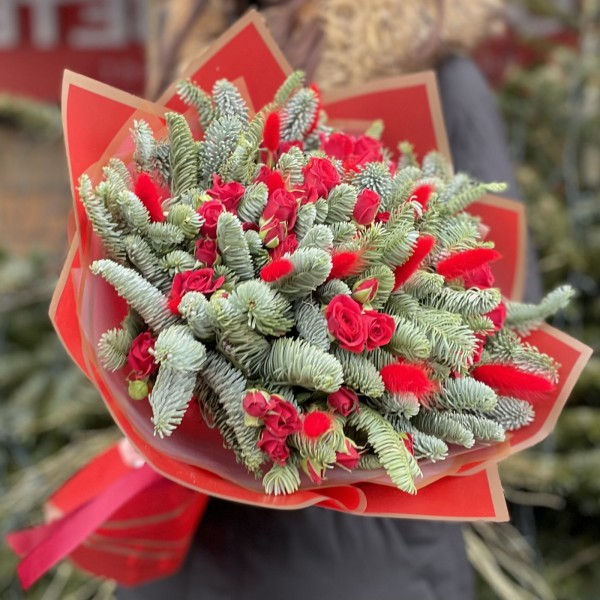 Букет с красными розами и нобилисом