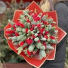 Букет с красными розами и нобилисом