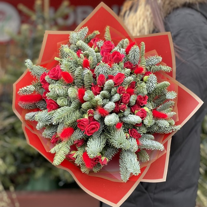 Букет с красными розами и нобилисом