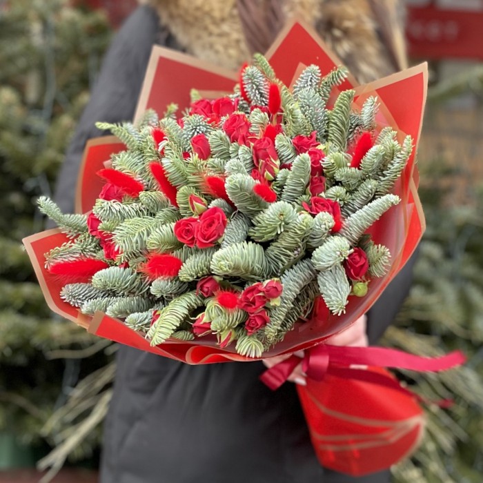 Букет с красными розами и нобилисом