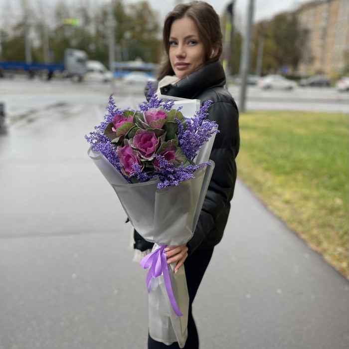 Букет с кустовой брассикой Светлана и солидаго