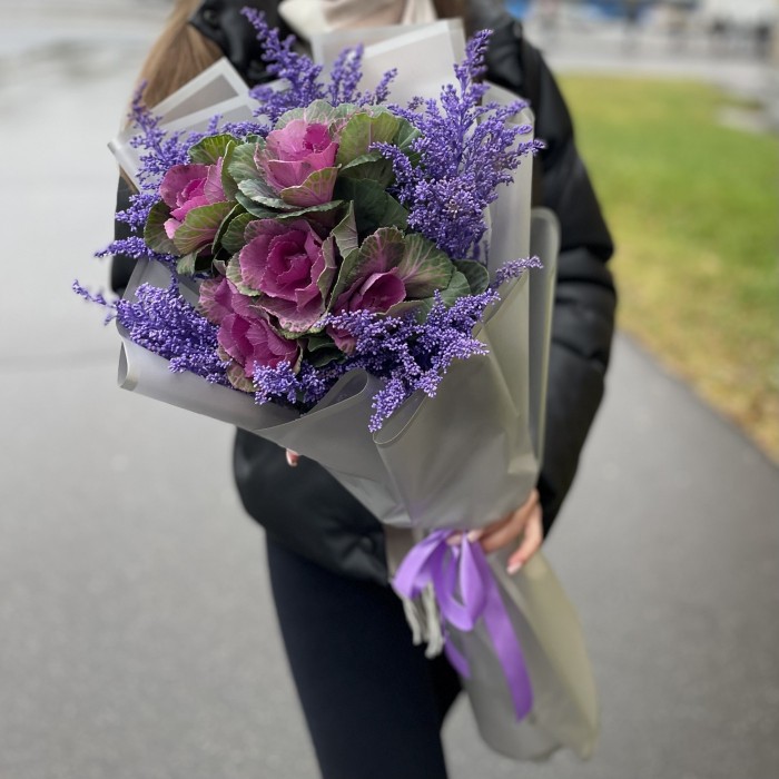 Букет с кустовой брассикой Светлана и солидаго