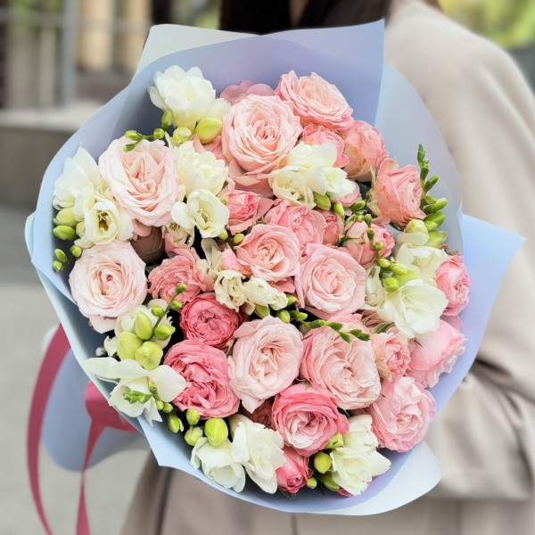 Букет с кустовой пионовидной розой и фрезией