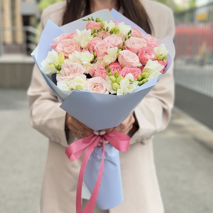 Букет с кустовой пионовидной розой и фрезией