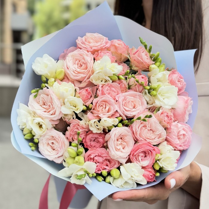 Букет с кустовой пионовидной розой и фрезией