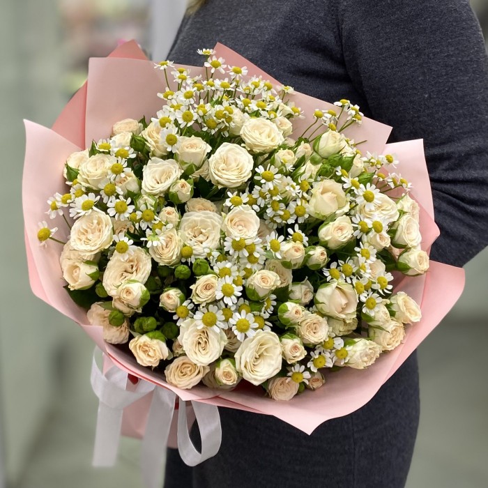 Букет с кустовой розой Рослин и танацетумом