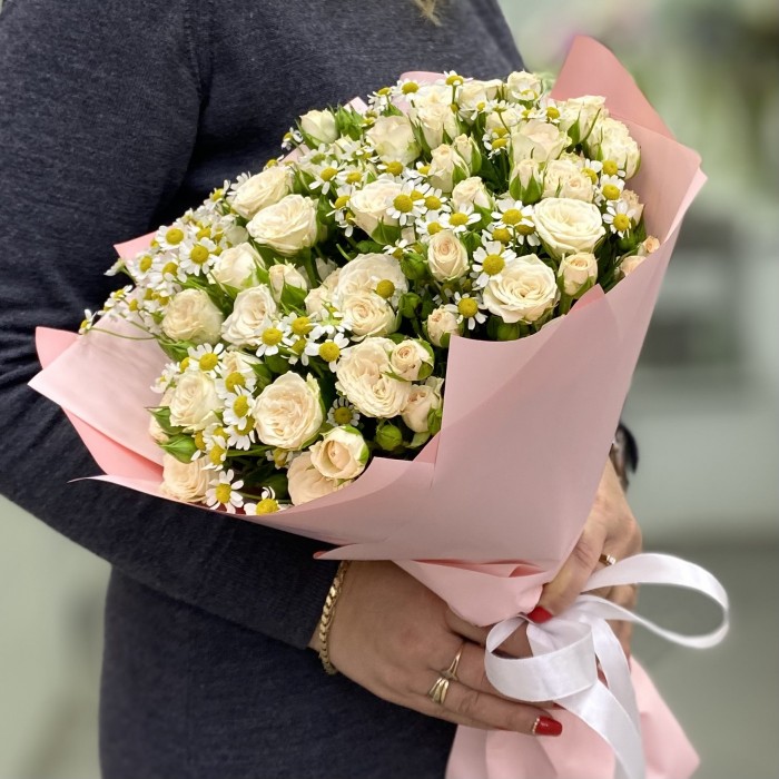 Букет с кустовой розой Рослин и танацетумом