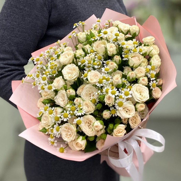 Букет с кустовой розой Рослин и танацетумом