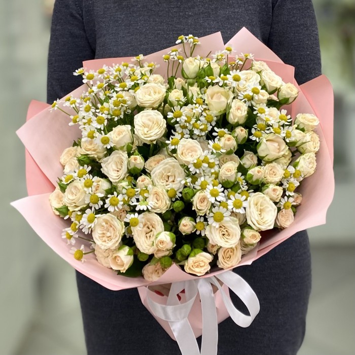 Букет с кустовой розой Рослин и танацетумом