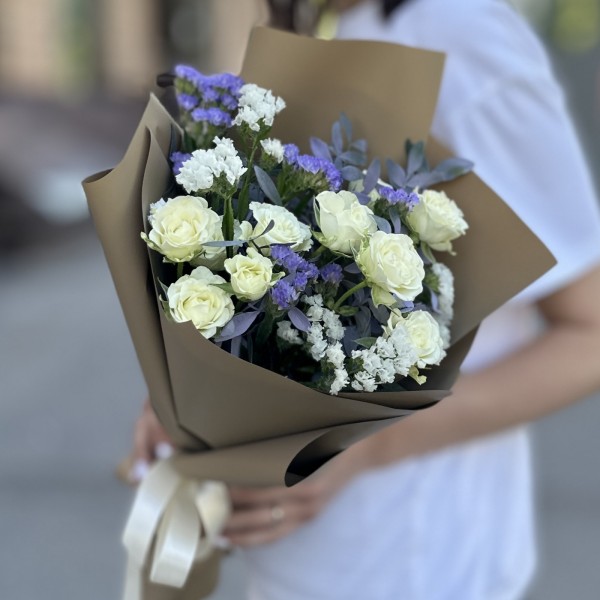 Букет с кустовой розой и статицей