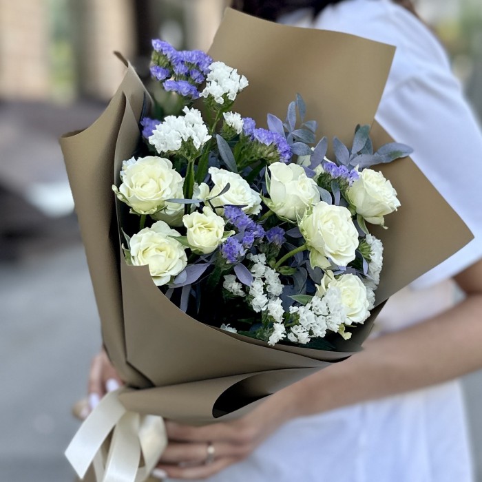 Букет с кустовой розой и статицей