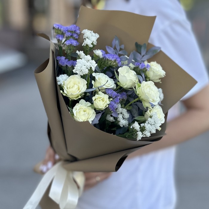 Букет с кустовой розой и статицей