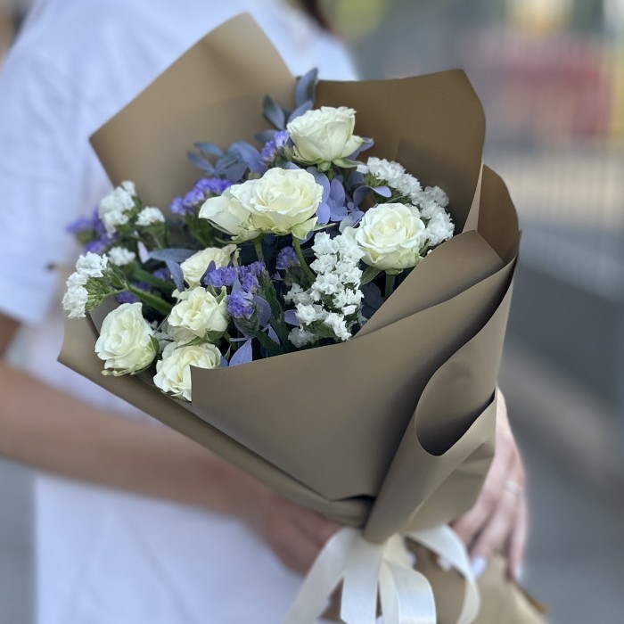 Букет с кустовой розой и статицей