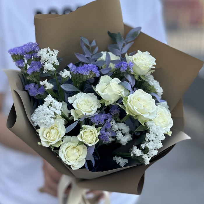 Букет с кустовой розой и статицей