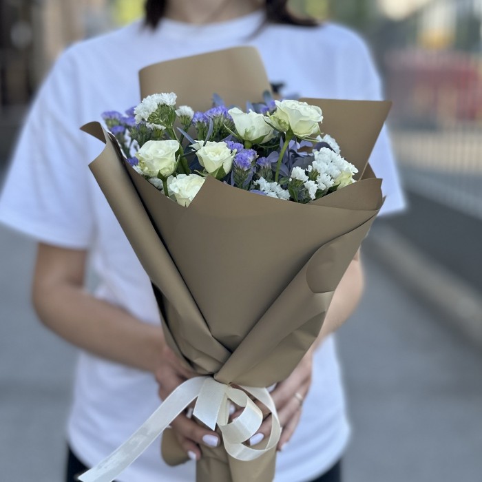 Букет с кустовой розой и статицей