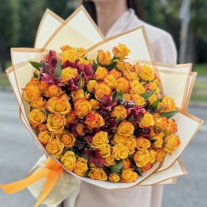 Букет с кустовыми розами Айлайнер и альстромериями