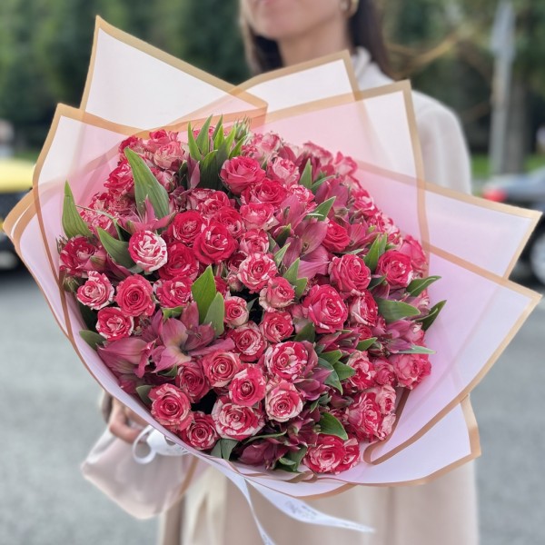 Букет с кустовыми розами Файрворкс и альстромериями