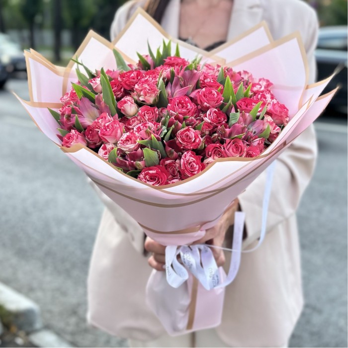 Букет с кустовыми розами Файрворкс и альстромериями