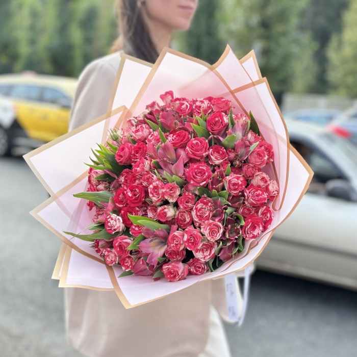 Букет с кустовыми розами Файрворкс и альстромериями